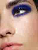 close up rostro de modelo con maquillaje azul