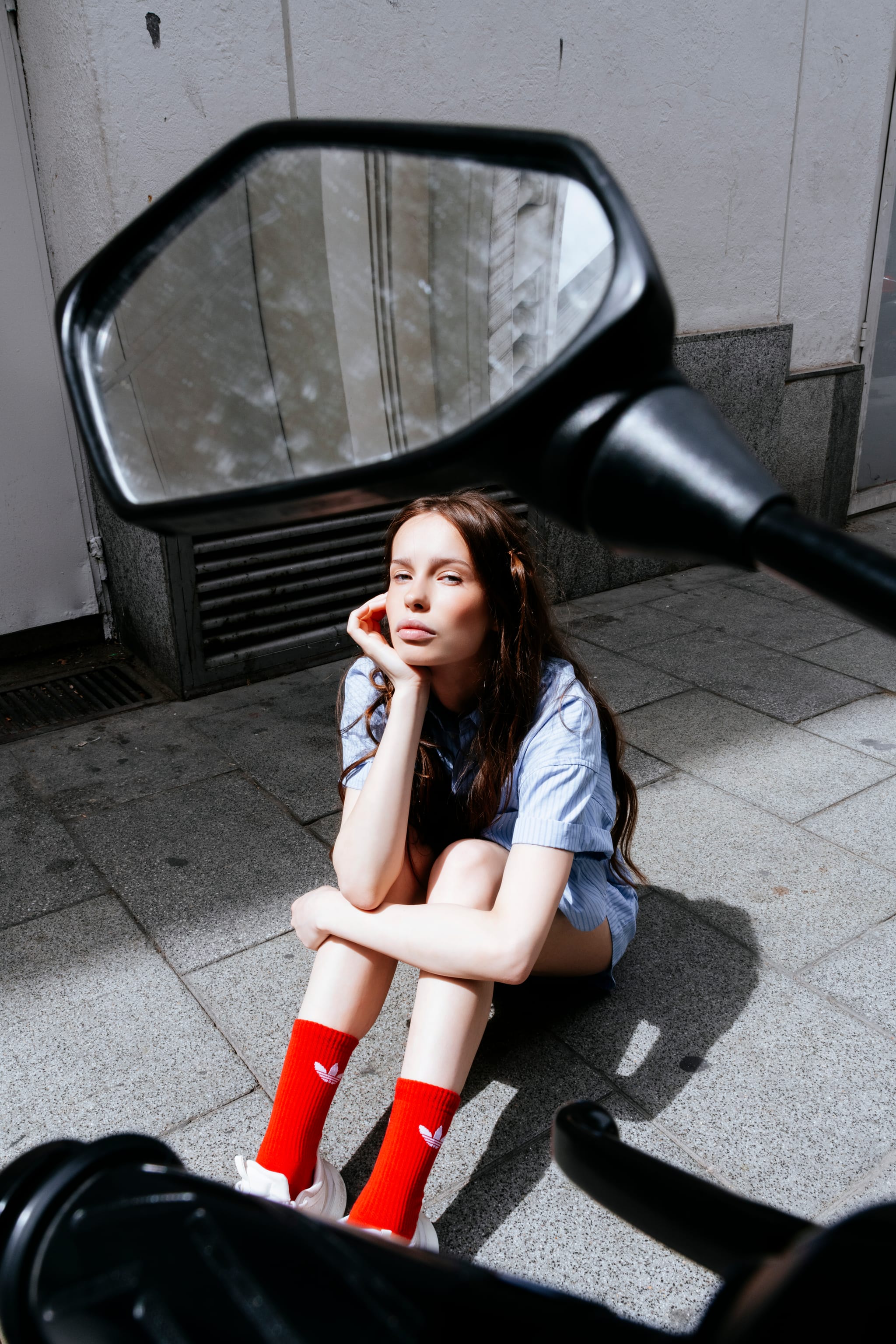 modelo sentada en el suelo con calcetines rojos